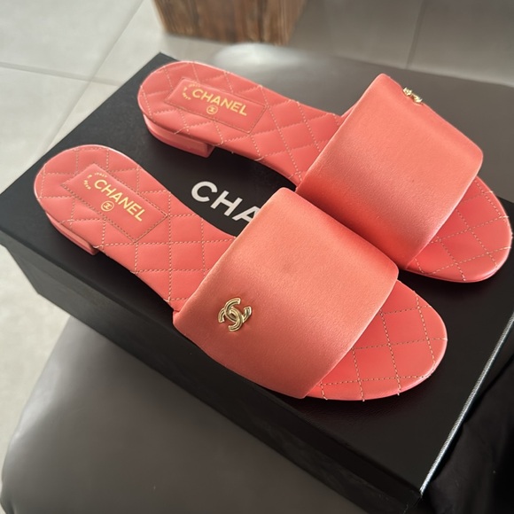 Authentic 22P Chanel satin sandals - Picture 5 of 12